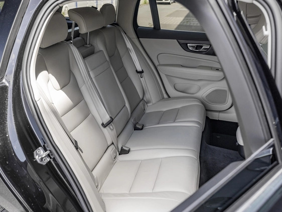 Volvo V60 cena 86900 przebieg: 130086, rok produkcji 2018 z Swarzędz małe 781